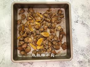 这样可以省去翻面的步骤，，接着将腌制好的鸡肾捞出平铺在烤盘上，最后所剩的孜然粉和辣椒粉一起撒在鸡肾表面