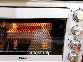 送进烤箱上下火170度烤20分钟即可