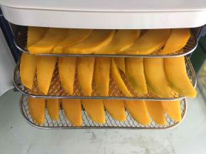 干果机设置80度烘5－6小时，可以拿出来试试软度适合自己就可以了，水果烘干的时间与厚度有很大关系，尽量切得均匀就会每片都非常好吃