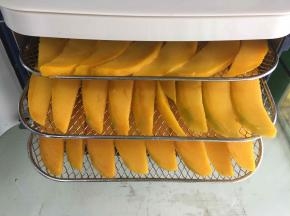 干果机设置80度烘5－6小时，可以拿出来试试软度适合自己就可以了，水果烘干的时间与厚度有很大关系，尽量切得均匀就会每片都非常好吃