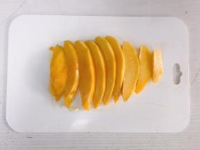用刀切除厚度均匀的芒果片，大概4毫米厚左右
