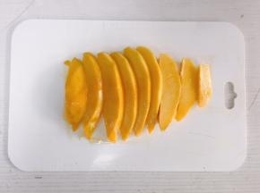 用刀切除厚度均匀的芒果片，大概4毫米厚左右