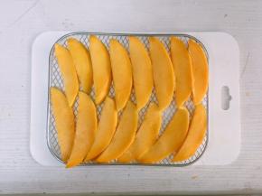 所有水果切薄片后放在干果机的网上，不要重叠