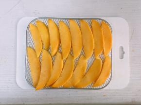 所有水果切薄片后放在干果机的网上，不要重叠