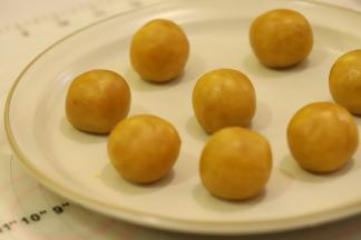 金沙奶黄馅平均分成25克一小份。