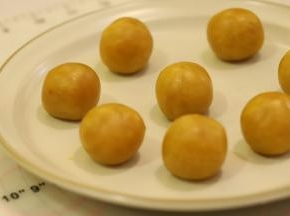 金沙奶黄馅平均分成25克一小份。