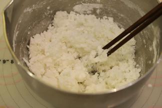 将粉类混合均匀，慢慢倒入糖水，一边倒一边搅拌均匀。