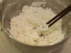 将粉类混合均匀，慢慢倒入糖水，一边倒一边搅拌均匀。