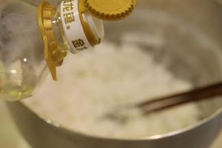 倒入玉米油，拌匀。