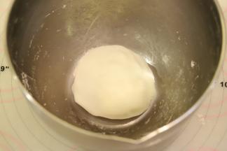 等面团稍微降温后揉成光滑面团。