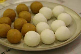 将面团平均分成25克一份。