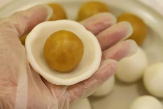 面团压平，放入金沙奶黄馅。