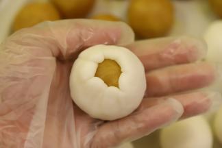 双手配合，利用虎口慢慢收口，捏紧。