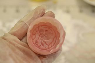 准备一个50g的月饼模，模内均匀的粘上糯米粉（配方外）。