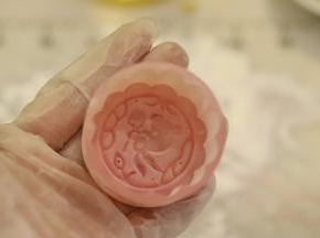 准备一个50g的月饼模，模内均匀的粘上糯米粉（配方外）。