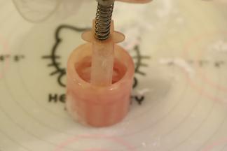 放入月饼胚，稍用力往下压，力道要均匀。