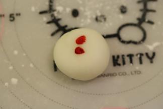 想做有颜色的月饼，可以在饼皮上加入少许的食用色素揉匀。（尽量一点点就可以了，避免颜色太深）