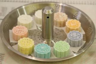 做好的月饼垫上一张油纸，放入蒸锅网格。