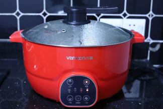 大火将锅内水烧开。