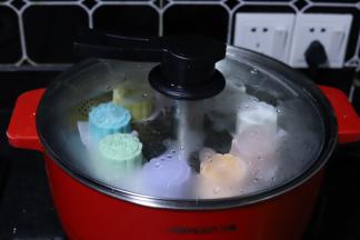 盖上锅盖，中火蒸10分钟左右，月饼变成透明即可。