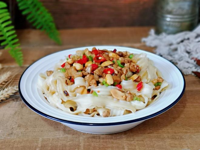 香辣杏鲍菇肉丁拌面