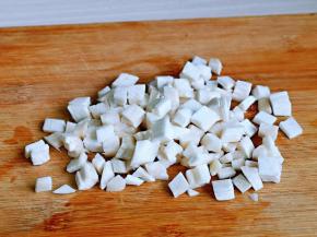 首先将杏鲍菇清洗干净，去根，再切丁。