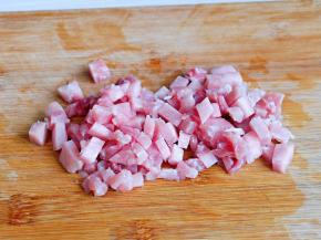 里脊肉洗干净切肉丁。