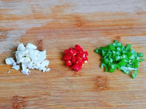 蒜去皮切碎，红绿辣椒洗干净，切段。