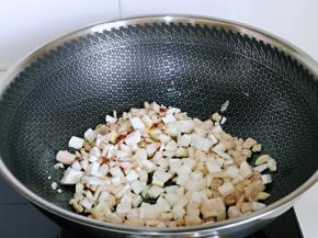 再加入切好的杏鲍菇丁煸炒。