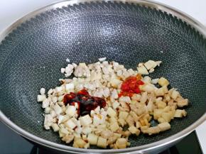 加入蚝油与剁椒，翻炒均匀。