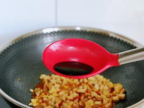 再加入生抽翻炒。