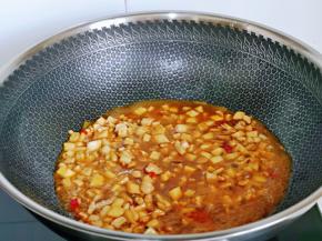 加入半小碗纯净水。