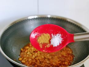 按个人口味加入盐与十三香，盖上盖子小火焖煮6分钟。