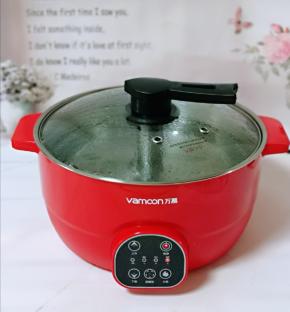 万慕智能升降火提篮下降底部，锅中加入水，启动火锅键将水烧开。