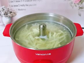 待水烧开后，下入刀削面，将面煮熟。