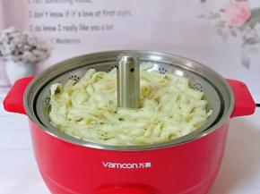 铛铛铛，刀削面煮熟啦！按“上升”键，面条就脱离了水，生上来啦！免去捞面的步骤哈，煮熟的面过冷水。(建议使用纯净水)