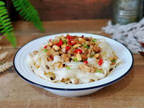 面放盘中，盛入打好的香辣杏鲍菇肉丁，拌均匀就可以享用啦！