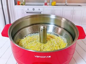 将大米与小米淘干净，倒入万慕智能升降锅的提篮上，将提篮下降到底部。