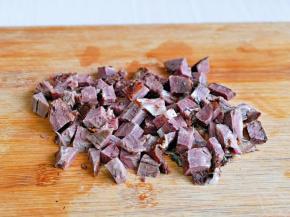 利用这适量准备咖喱牛肉，将牛肉切小块。(我用的熟牛腱子肉，如果没有，用新鲜的牛肉也可以，那样就要先把牛肉炖烂呦)