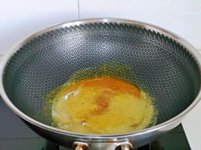 起油锅，加入咖喱，小火将咖喱融化。(切记全程小火)