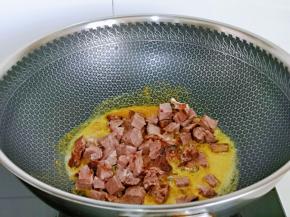 倒入切好的牛肉丁翻炒。