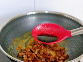 加入生抽翻炒均匀。