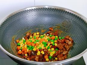 加入胡萝卜丁，玉米粒，豌豆翻炒。