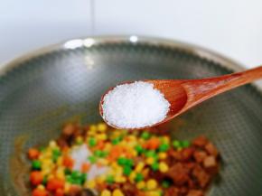 加入白砂糖。(不喜欢的可以不加)