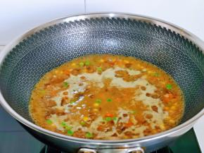 加入一小碗纯净水，大火烧开，转小火煮10分钟。