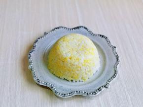 盛一小碗饭，压实，倒扣在盘中。