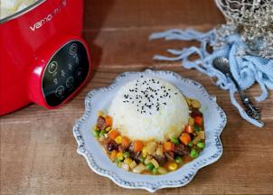 将咖喱牛肉盖在米饭一圈，撒上熟黑芝麻就可以啦！