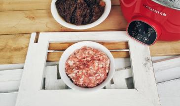 将瘦肉绞碎，加入鸡蛋、太太乐原味鲜酱油、盐、油、蚝油顺一个方向搅拌至有粘稠度。