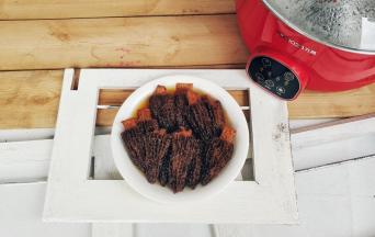 泡发羊肚菌很有技巧，不能用开水，也不能用冷水，要用四五十度左右的温水，这种温度的水既能保证羊肚菌的香味发散出来，又不会破坏羊肚菌的口感。水的量要适度，以刚刚浸过菇面为宜，大约二三十分钟后水变成酒红色，羊肚菌完全变软即可捞出洗净备用。
浸泡过羊肚菌后的酒红色水经沉淀泥砂后要用于烧菜，切记这酒红色的原水中是羊肚菌味道和养分的精华所在，过滤掉后可留着做高汤哦，咱们一向提倡不浪费的美德