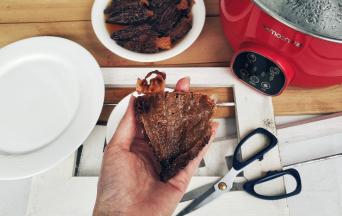 用剪刀将羊肚菌剪开一道口子